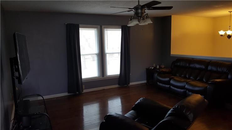 943 Ridge Dr, Warrensburg, MO 64093