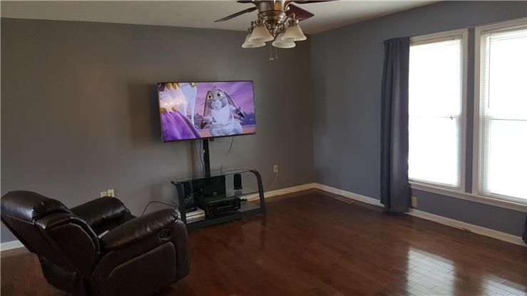 943 Ridge Dr, Warrensburg, MO 64093