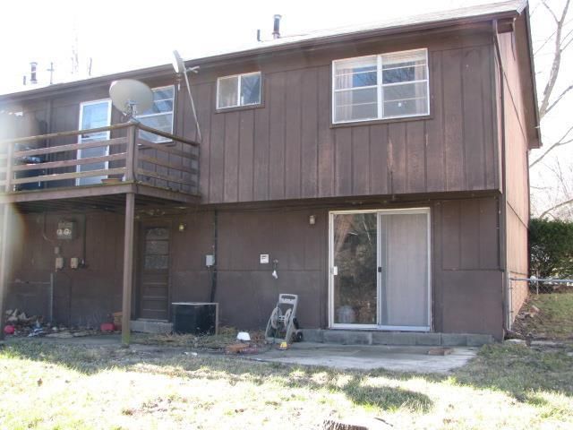 5915 Creekview Dr, Parkville, MO 64152