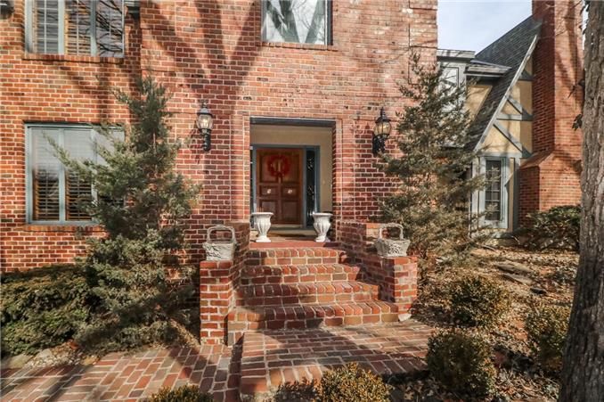 4216 W 104th Ter, Overland Park, KS 66207