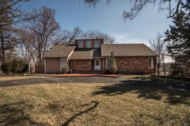 16637 Dearborn Dr, Stilwell, KS 66085