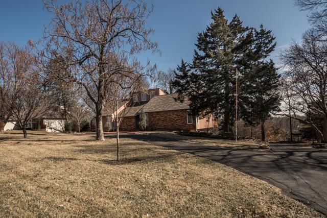 16637 Dearborn Dr, Stilwell, KS 66085