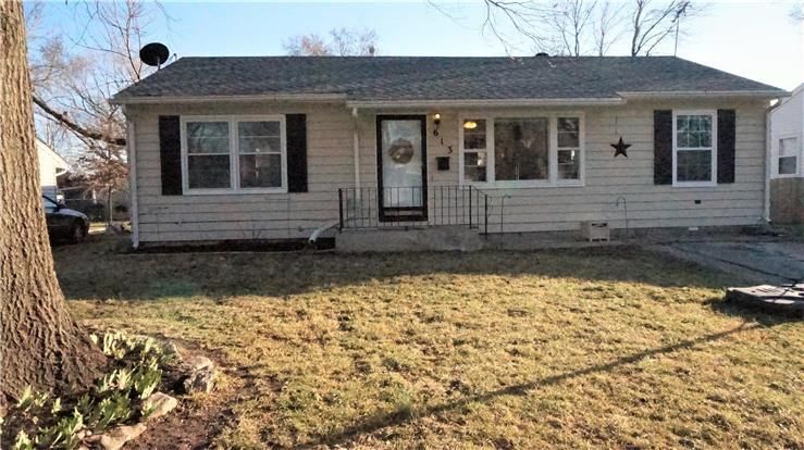 613 W Poor St, Olathe, KS 66061