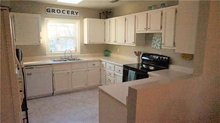 613 W Poor St, Olathe, KS 66061