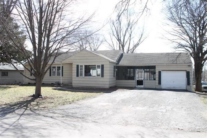 309 4th Ter, Smithville, MO 64089