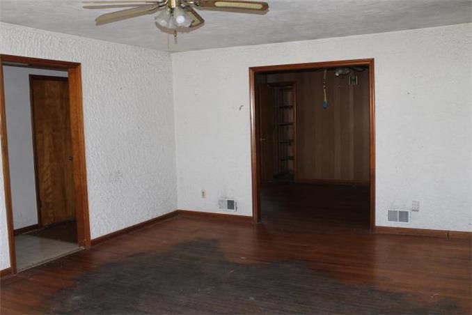 309 4th Ter, Smithville, MO 64089