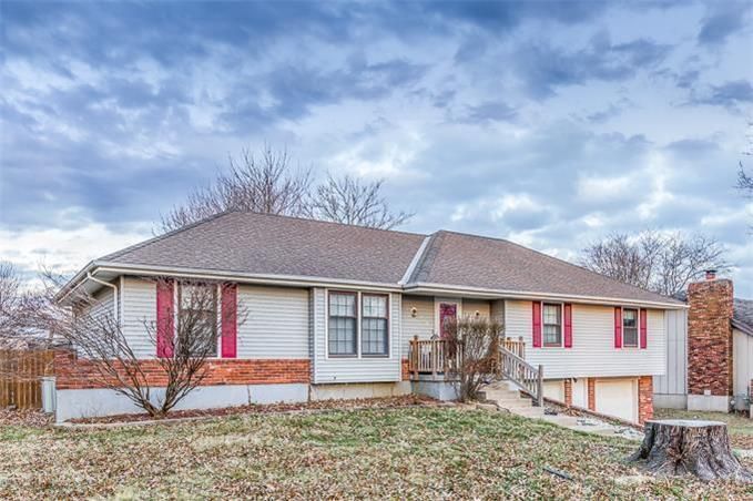 107 Johnston Pw, Raymore, MO 64083