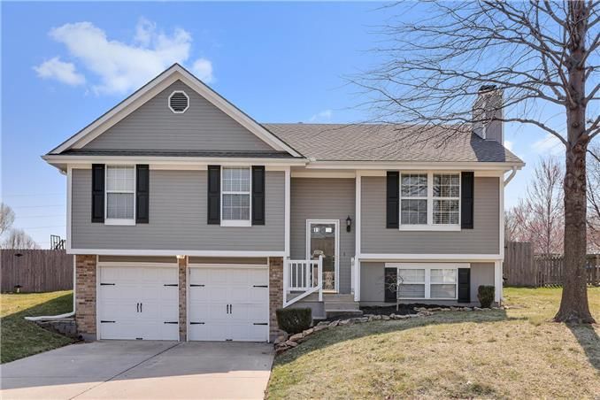 2209 SE 7th St, Lee's Summit, MO 64063