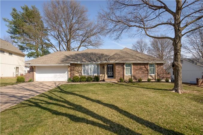812 W 122nd St, Kansas City, MO 64145