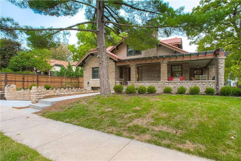 6720 Edgevale Rd, Kansas City, MO 64113