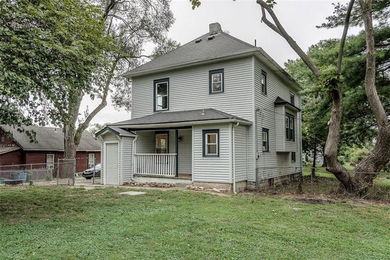 5421 Klamm Rd, Kansas City, KS 66106
