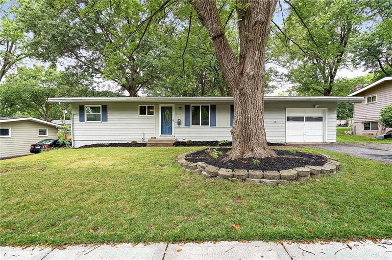 8912 Hemlock Dr, Overland Park, KS 66212
