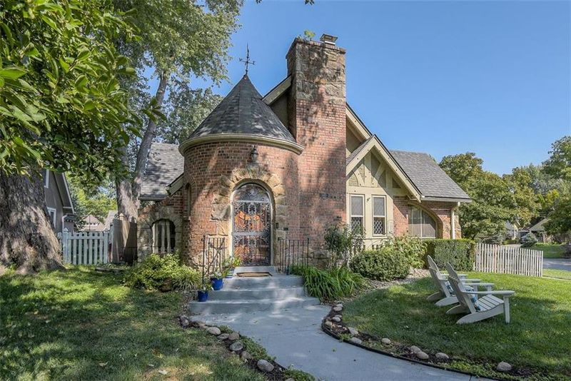 130 E Dartmouth Rd, Kansas City, MO 64113