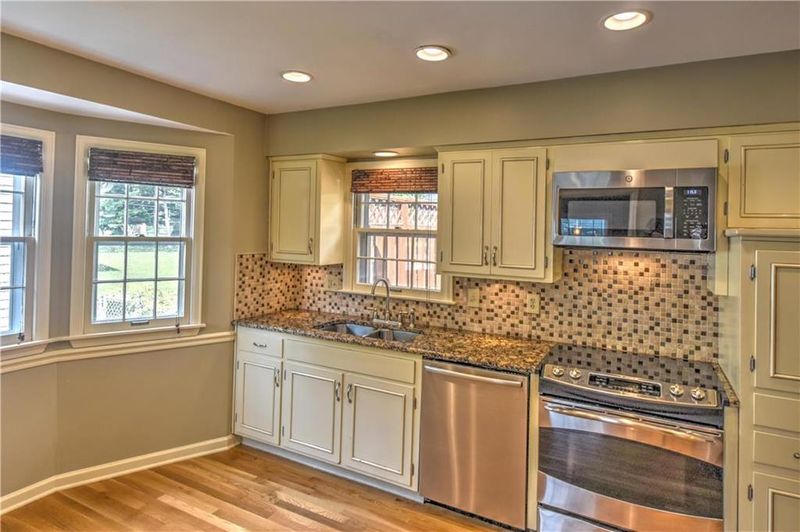 8108 W 97th St, Overland Park, KS 66212