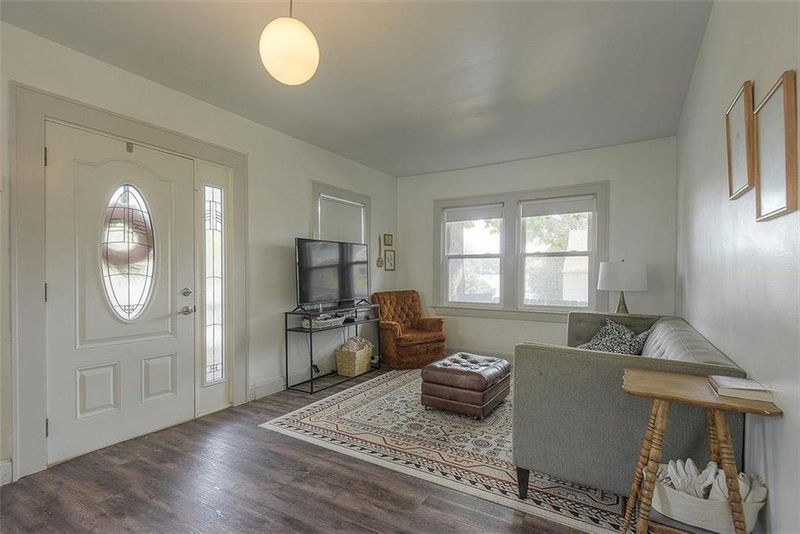 909 E 79th Ter, Kansas City, MO 64131