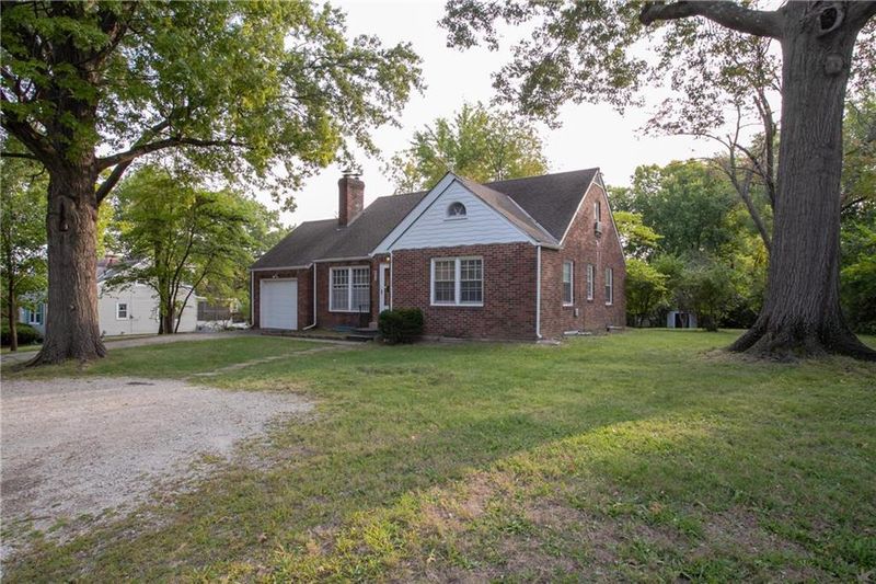 8109 Riggs Ln, Overland Park, KS 66204