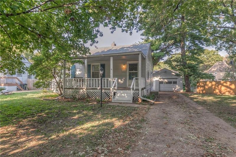 8608 Summit St, Kansas City, MO 64114