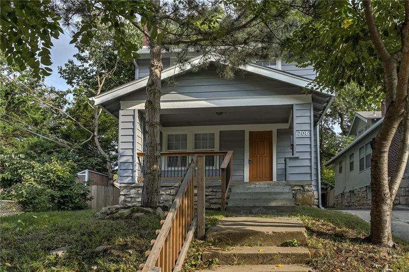 706 E 55th St, Kansas City, MO 64110
