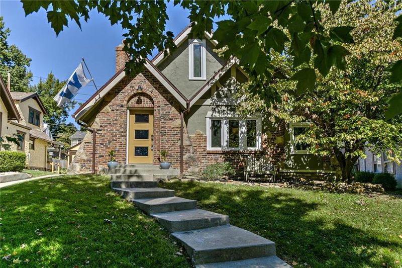 312 E Winthrope Rd, Kansas City, MO 64113