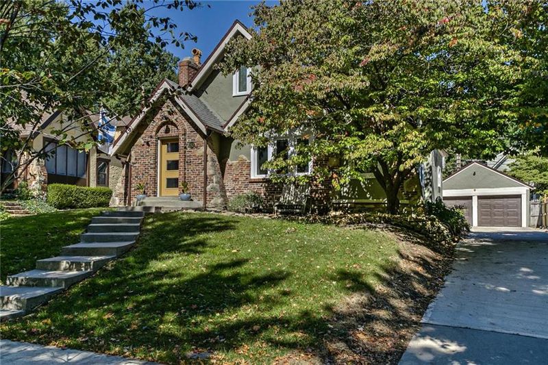 312 E Winthrope Rd, Kansas City, MO 64113