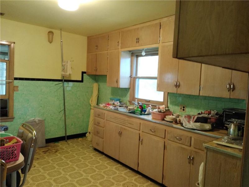 2021 Parkview Ave, St Joseph, MO 64504