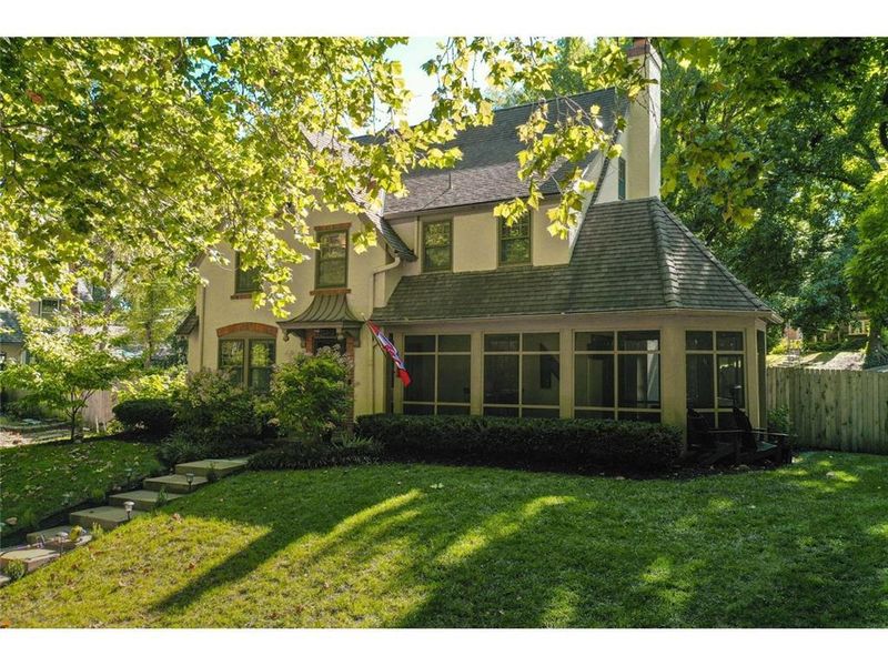 6545 Edgevale Rd, Kansas City, MO 64113