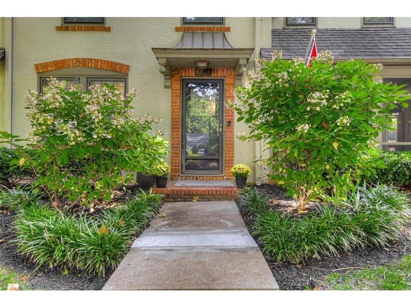 6545 Edgevale Rd, Kansas City, MO 64113