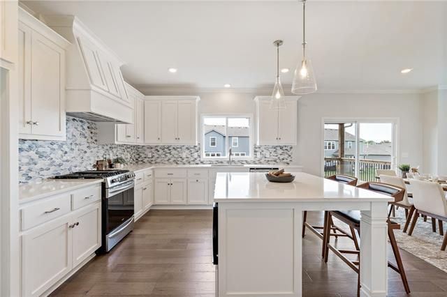 1523 SW Arbor Falls Dr, Lee's Summit, MO 64082