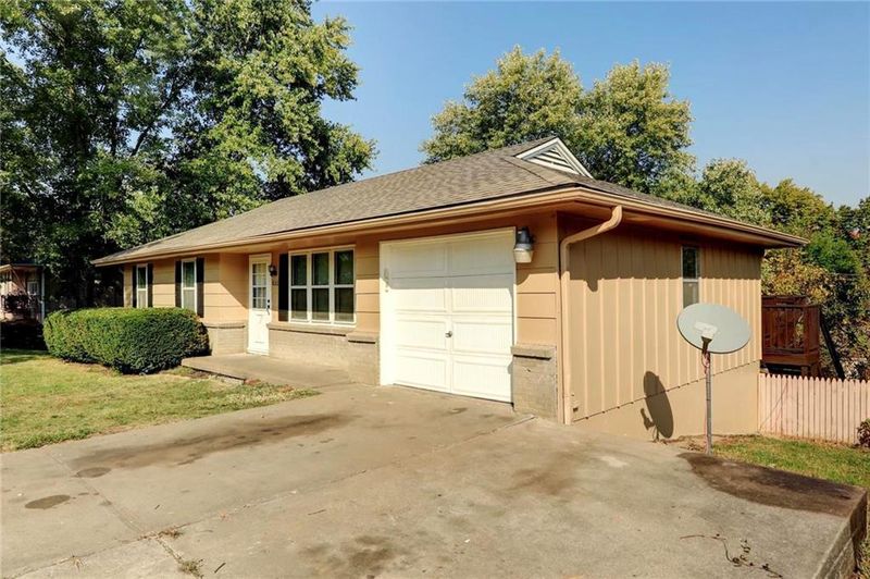 8204 Longview Dr, Kansas City, MO 64134