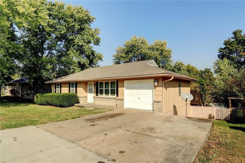 8204 Longview Dr, Kansas City, MO 64134