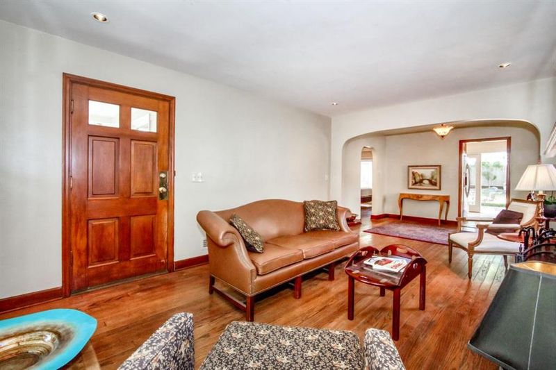 5620 Oak St, Kansas City, MO 64113