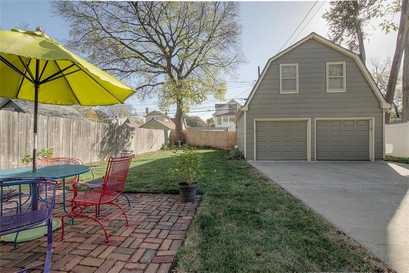 7331 Summit St, Kansas City, MO 64114