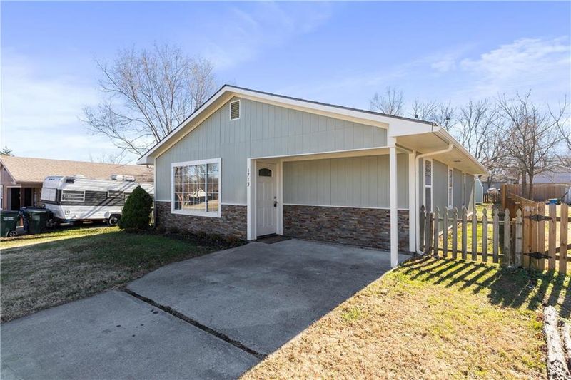 1713 E 17th St, Lawrence, KS 66044