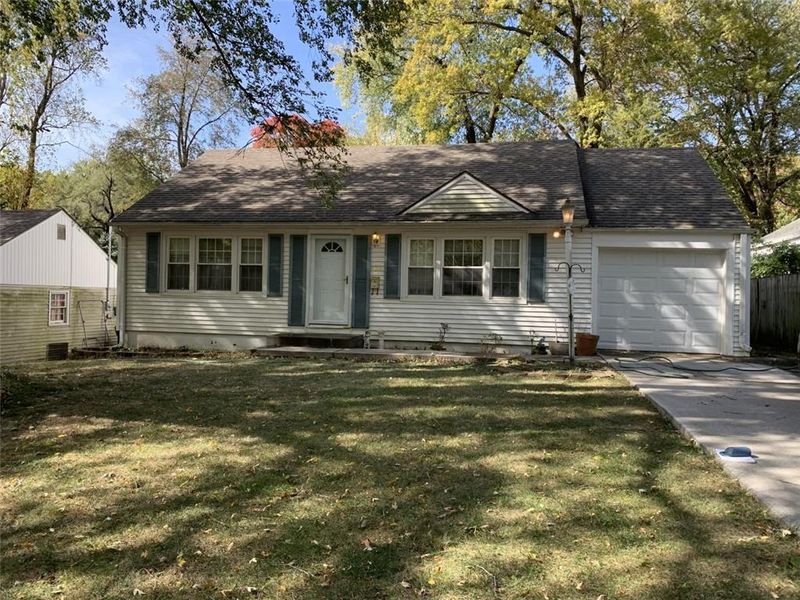 6914 Beverly St, Overland Park, KS 66204