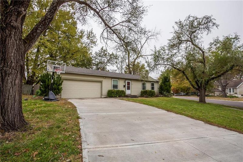 9313 W 101st St, Overland Park, KS 66212
