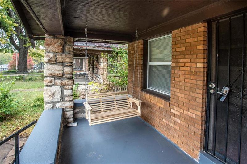 5525 Olive St, Kansas City, MO 64130