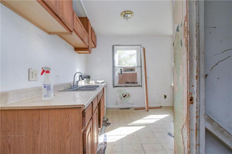 13415 5th St, Grandview, MO 64030