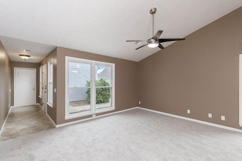 9634 N Locust Dr, Kansas City, MO 64155