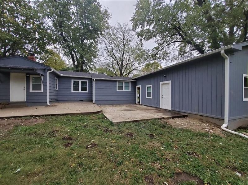 7102 James A Reed Rd, Kansas City, MO 64133