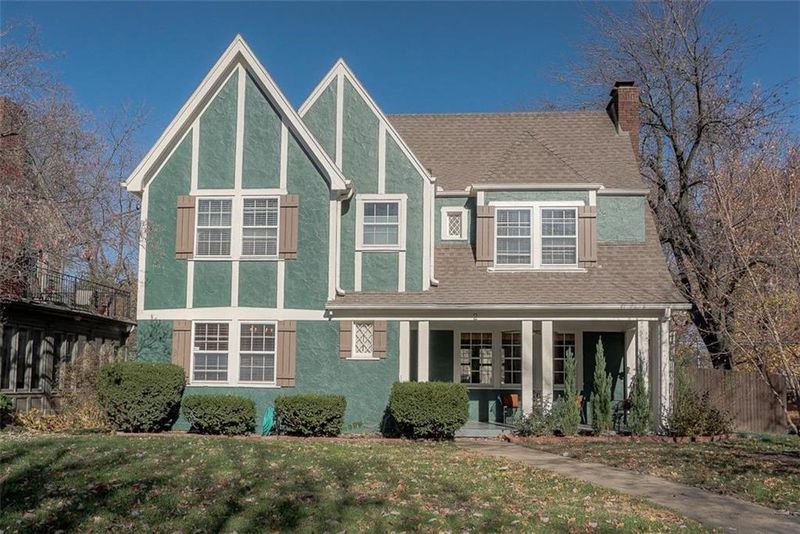 2 W 69th St, Kansas City, MO 64113