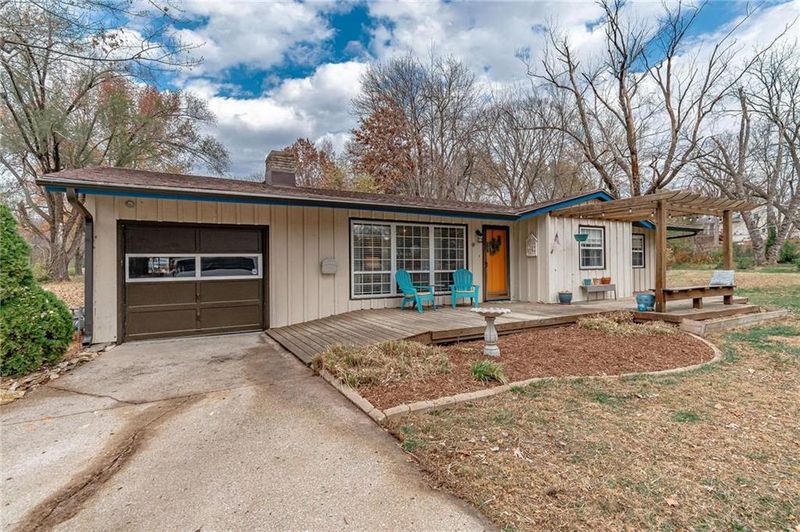 5447 N Troost Ave, Kansas City, MO 64118