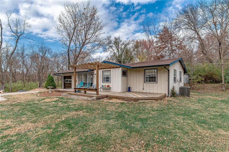 5447 N Troost Ave, Kansas City, MO 64118