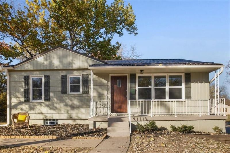 2016 NE 54th St, Kansas City, MO 64118