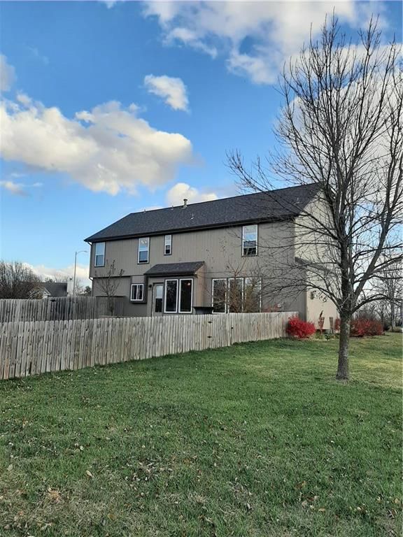 8597 Frederick Dr, De Soto, KS 66018