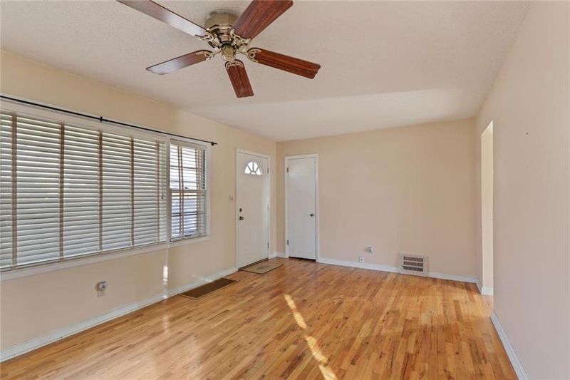8409 Main St, Kansas City, MO 64114