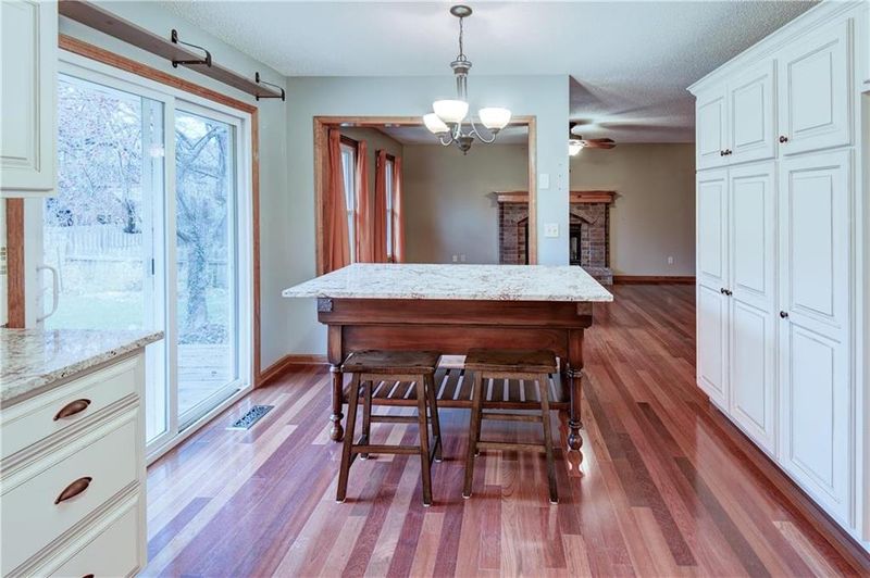 4 NE 110th Ter, Kansas City, MO 64155