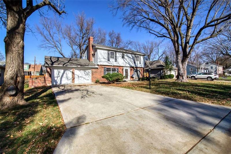7722 W 95th Ter, Overland Park, KS 66212