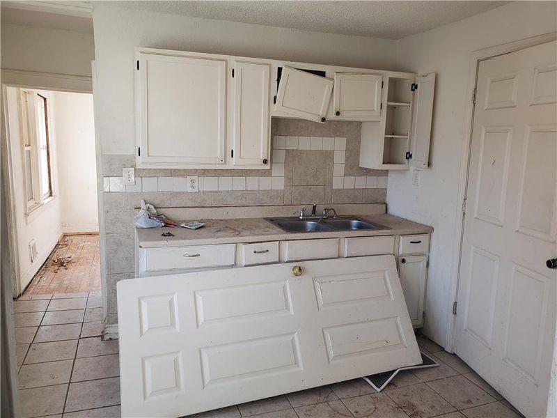 3819 E 35th St, Kansas City, MO 64128