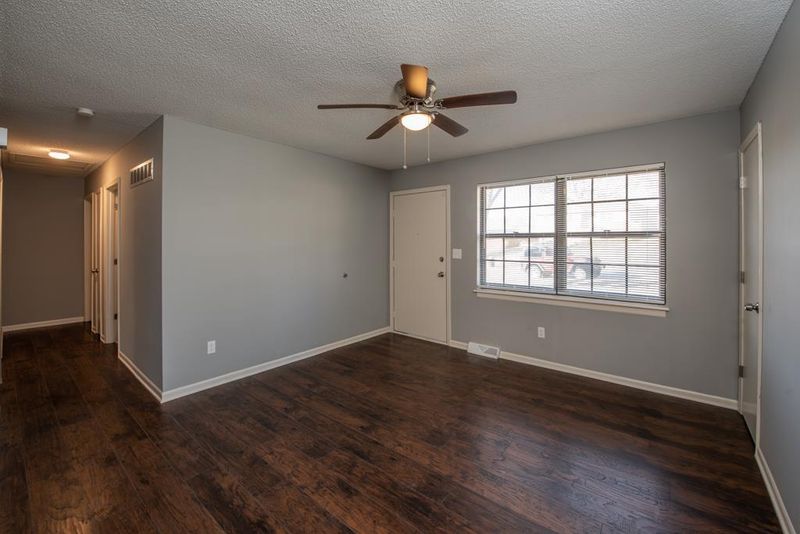 4001 S Masterbrook Dr, Independence, MO 64055