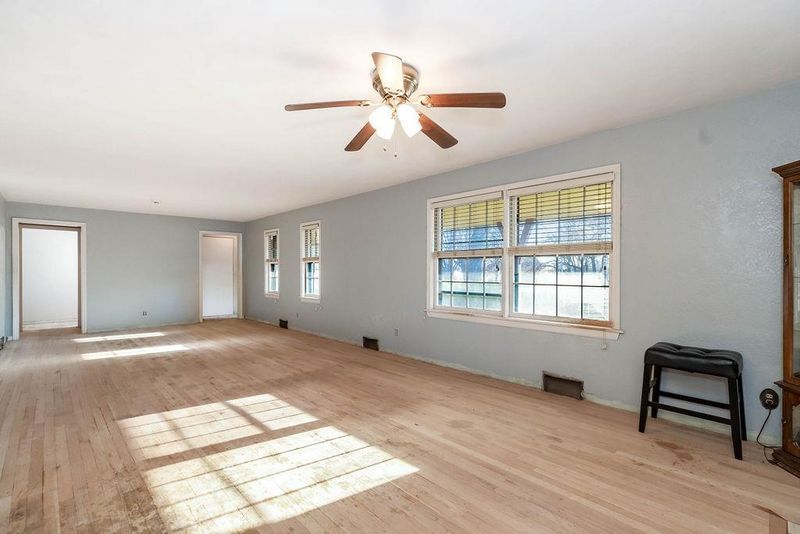 11300 E 45th Ter, Kansas City, MO 64133